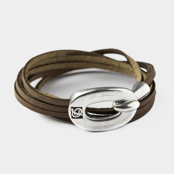 Apple Skin Armband mit 3 Bändern, Farbe braun und einer ovalen Schließe mit einem Metallhaken - Grösse M - von Dallaiti