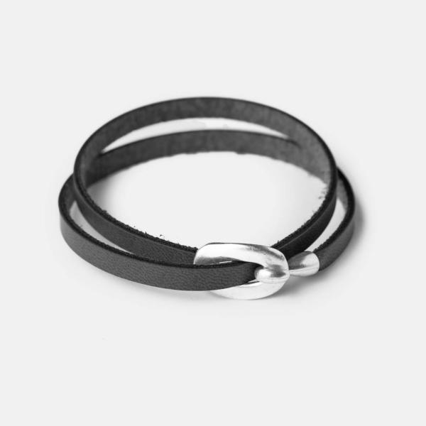Apple Skin Armband mit einem 5 mm breiten Doppelband in schwarz und einer Metallhakenschnalle - Grösse S - von Dallaiti